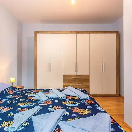 Dom wakacyjny 4 Bedroom Awesome In Kostrena