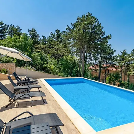 4 Bedroom Awesome In Dom wakacyjny Kostrena